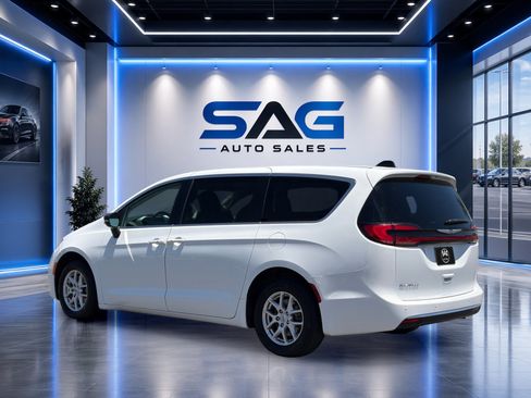 Used 2024 Chrysler Pacifica Touring-L FWD image 8