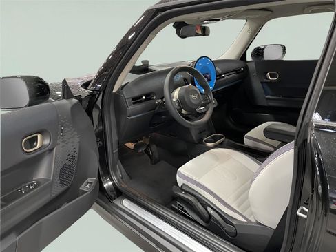 Used 2025 MINI Cooper 2-Door Hardtop image 9