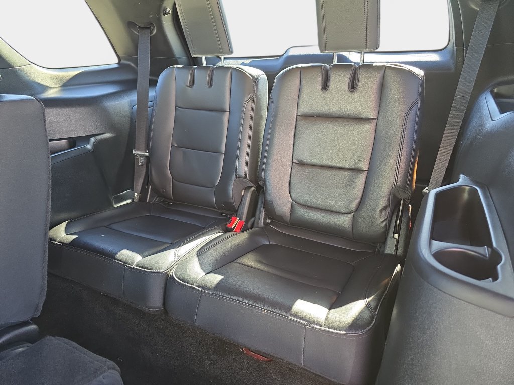 Used 2018 Ford Explorer XLT w/ Equipment Group 202A FWD image 16