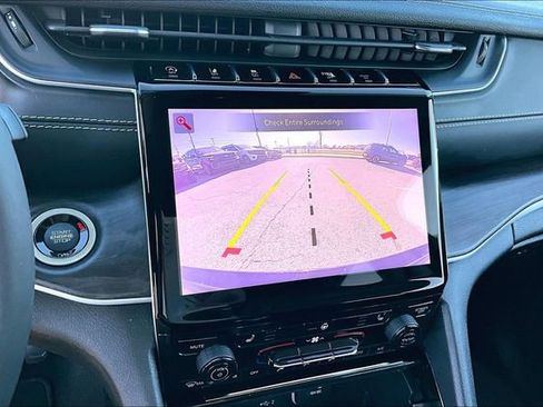 Used 2023 Jeep Grand Cherokee Limited w/ Black Appearance Package image 21