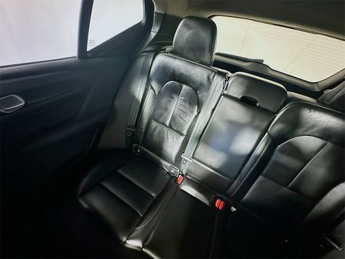 Used 2022 Volvo XC40 T4 Momentum image 12