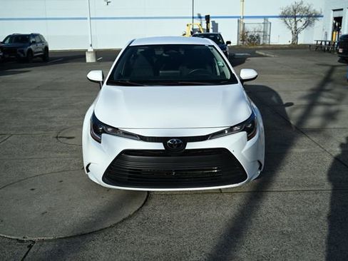 Used 2023 Toyota Corolla LE image 3