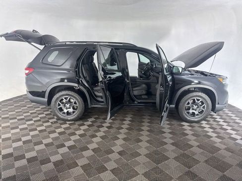 Used 2025 Honda Pilot TrailSport image 17