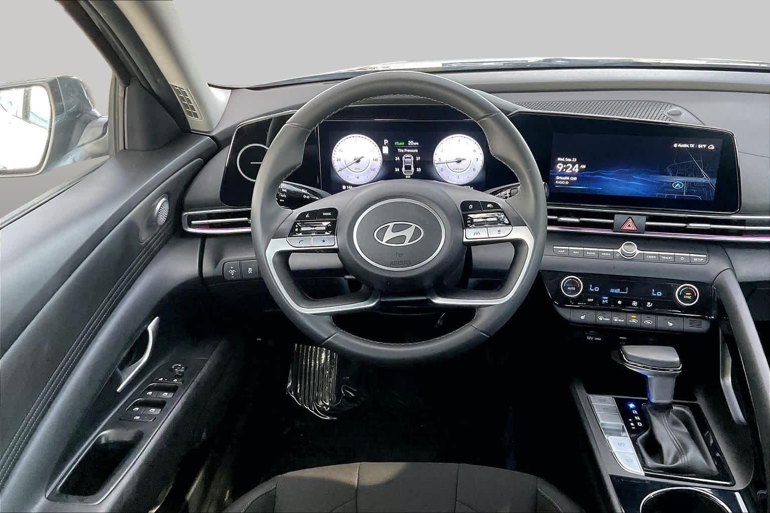 Certified 2025 Hyundai Elantra SEL FWD image 6