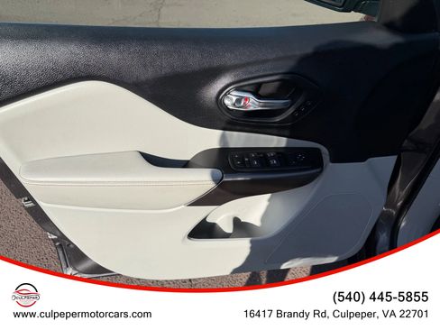 Used 2019 Jeep Cherokee Limited w/ Technology Group image 9