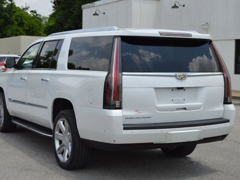 Used 2017 Cadillac Escalade ESV Luxury AWD/4WD image 4