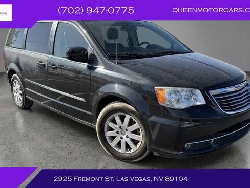Used 2015 Chrysler Town & Country Touring FWD image 1