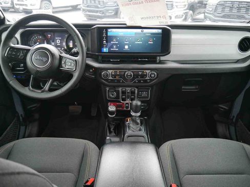 Used 2024 Jeep Wrangler Unlimited image 5