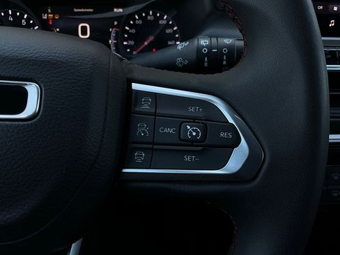 Used 2025 Jeep Compass Trailhawk image 34