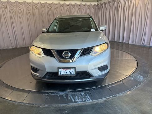 Used 2015 Nissan Rogue SV w/ SV Premium Package FWD image 2