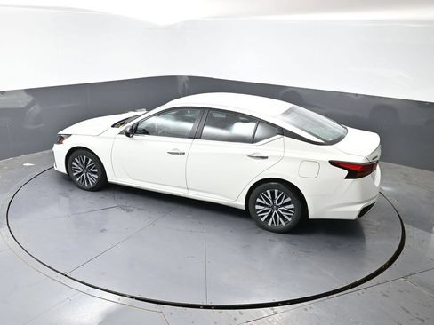 Used 2025 Nissan Altima 2.5 SV FWD image 19