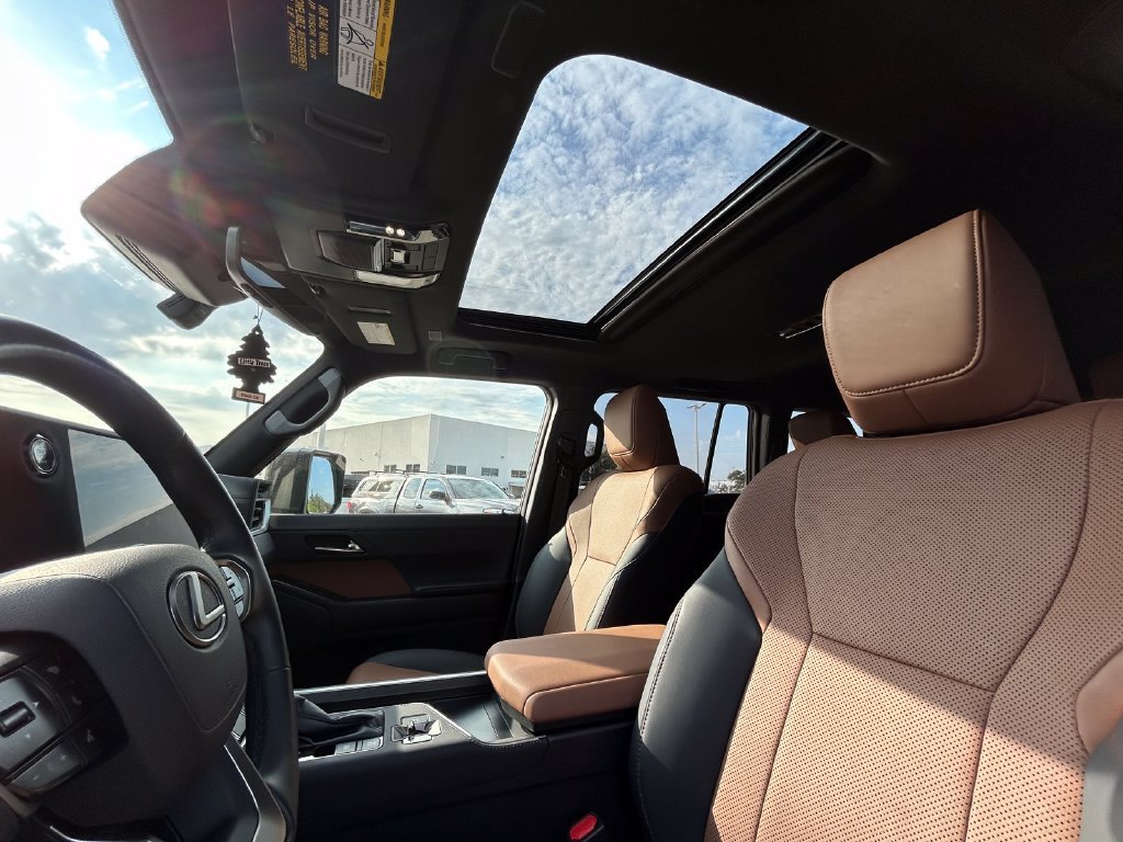 Used 2025 Lexus GX 550 w/ Accessory Package (31) AWD/4WD image 12