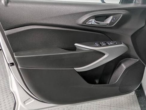 Used 2025 Chevrolet Trax RS w/ Sunroof Package FWD image 13