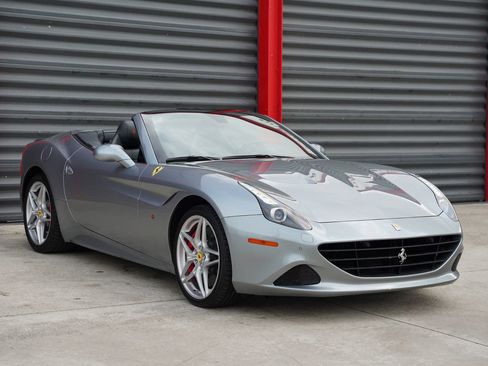 Used 2016 Ferrari California T RWD image 10