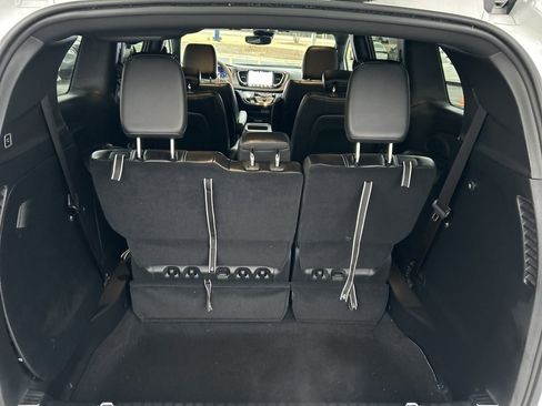 Used 2025 Chrysler Pacifica Select image 33