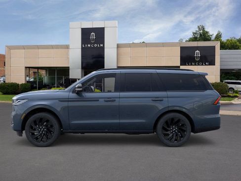 New 2026 Lincoln Navigator Reserve image 4