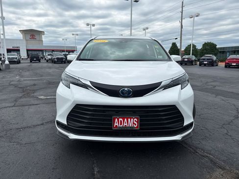 Used 2025 Toyota Sienna LE AWD/4WD image 3