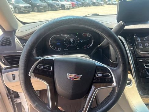Used 2019 Cadillac Escalade Luxury AWD/4WD image 25