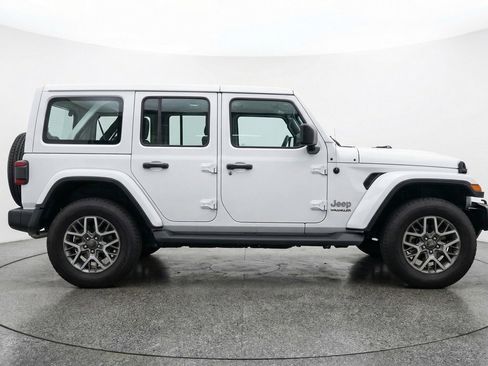 Used 2025 Jeep Wrangler Sahara image 11