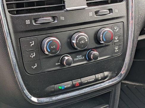 Used 2019 Dodge Grand Caravan SE FWD image 17
