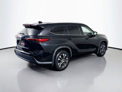Used 2020 Toyota Highlander XLE AWD/4WD image 6