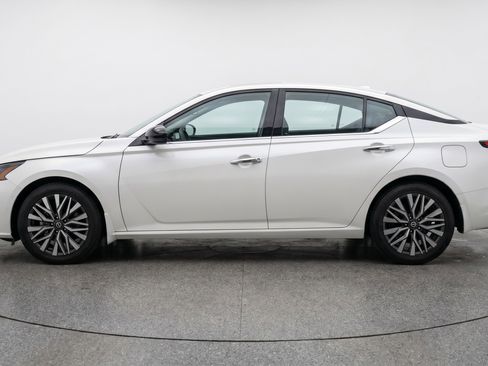 Used 2025 Nissan Altima 2.5 SV FWD image 5