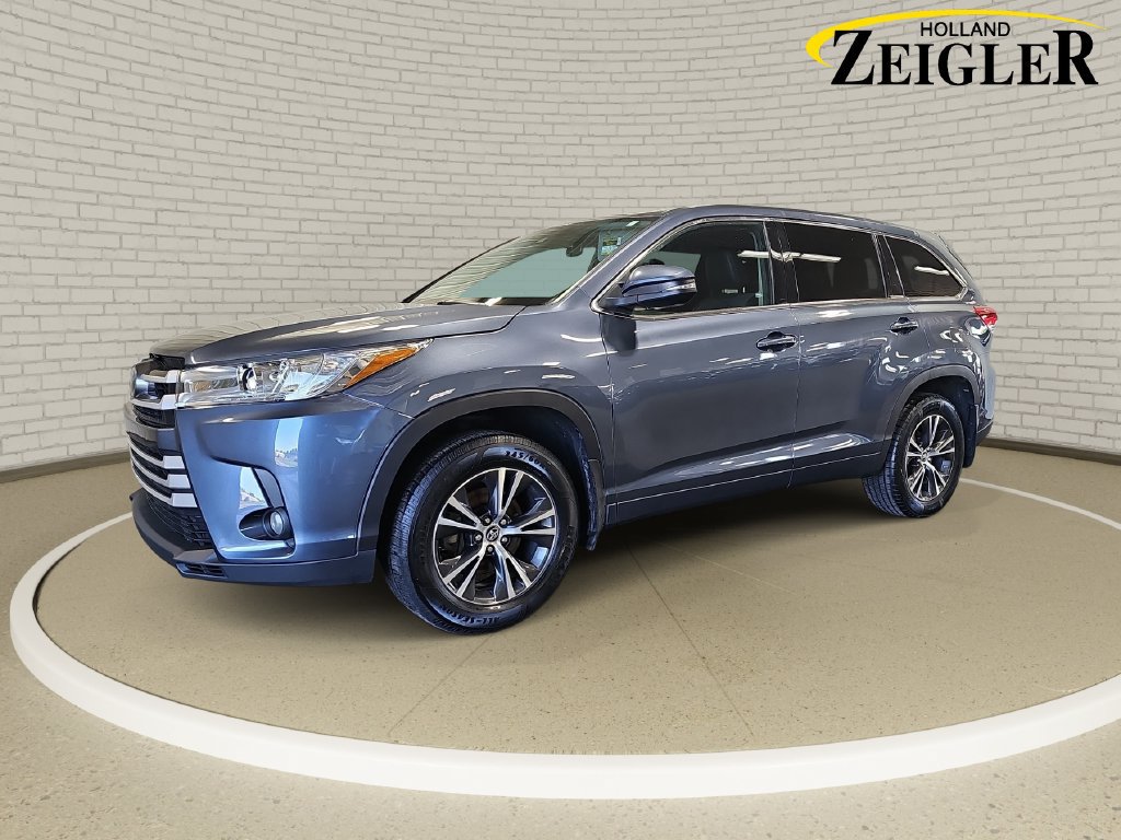 Used 2018 Toyota Highlander Plus w/ Carpet Mat Package (TMS) AWD/4WD image 1