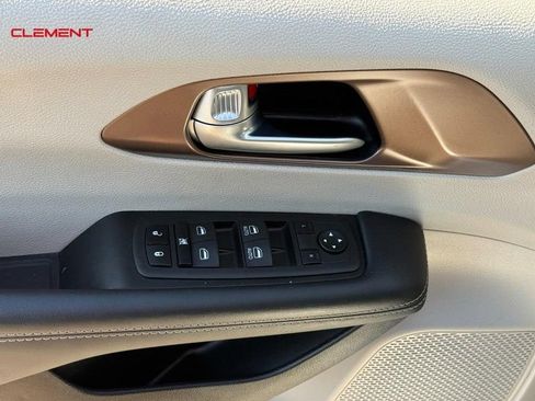 Used 2023 Chrysler Voyager LX FWD image 19