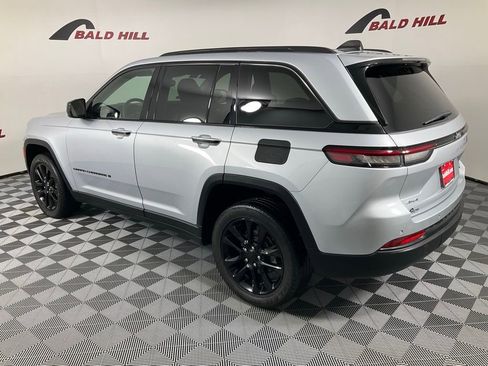 Used 2023 Jeep Grand Cherokee Laredo image 4