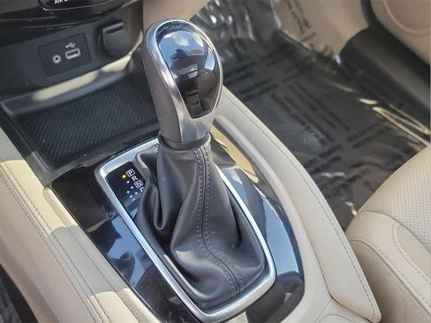 Used 2018 Nissan Rogue SL w/ Premium Package image 13