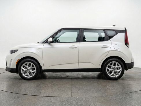 Used 2025 Kia Soul LX w/ LX Technology Package FWD image 5