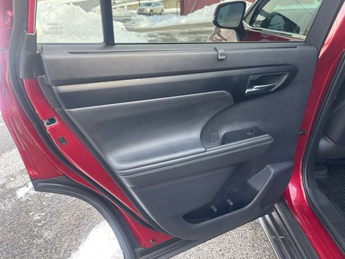 Used 2020 Toyota Highlander XLE image 23