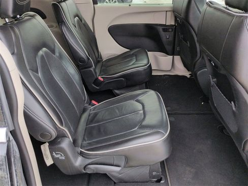 Used 2023 Chrysler Pacifica Limited image 27