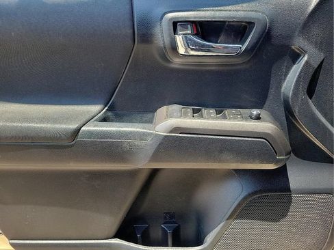 Used 2018 Toyota Tacoma TRD Off-Road AWD/4WD image 20