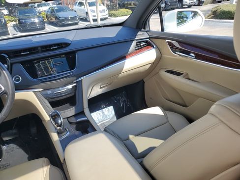 Used 2018 Cadillac XT5 Luxury w/ Driver Awareness Package image 18