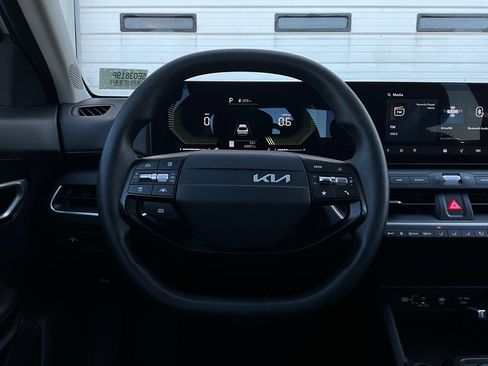 Used 2025 Kia K4 LXS image 33