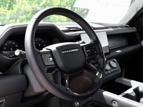 Used 2025 Land Rover Defender 110 V8 AWD/4WD image 22