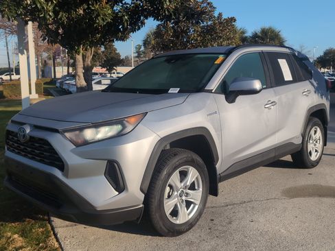 Used 2019 Toyota RAV4 LE image 5