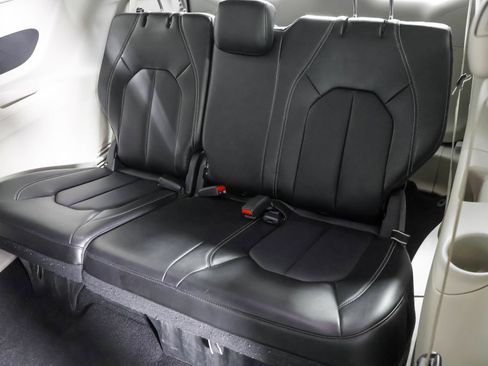 Used 2024 Chrysler Pacifica Touring-L FWD image 37