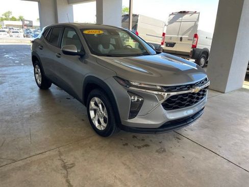 Used 2024 Chevrolet Trax LS w/ LS Convenience Package FWD image 5
