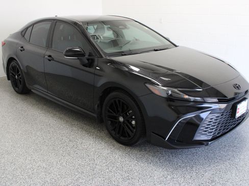 Used 2025 Toyota Camry SE w/ Convenience Package FWD image 4