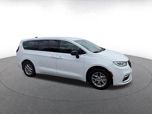 Used 2025 Chrysler Pacifica Select FWD image 2