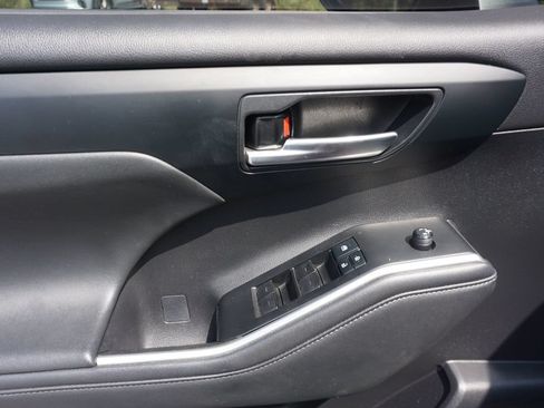 Used 2021 Toyota Highlander XLE FWD image 4