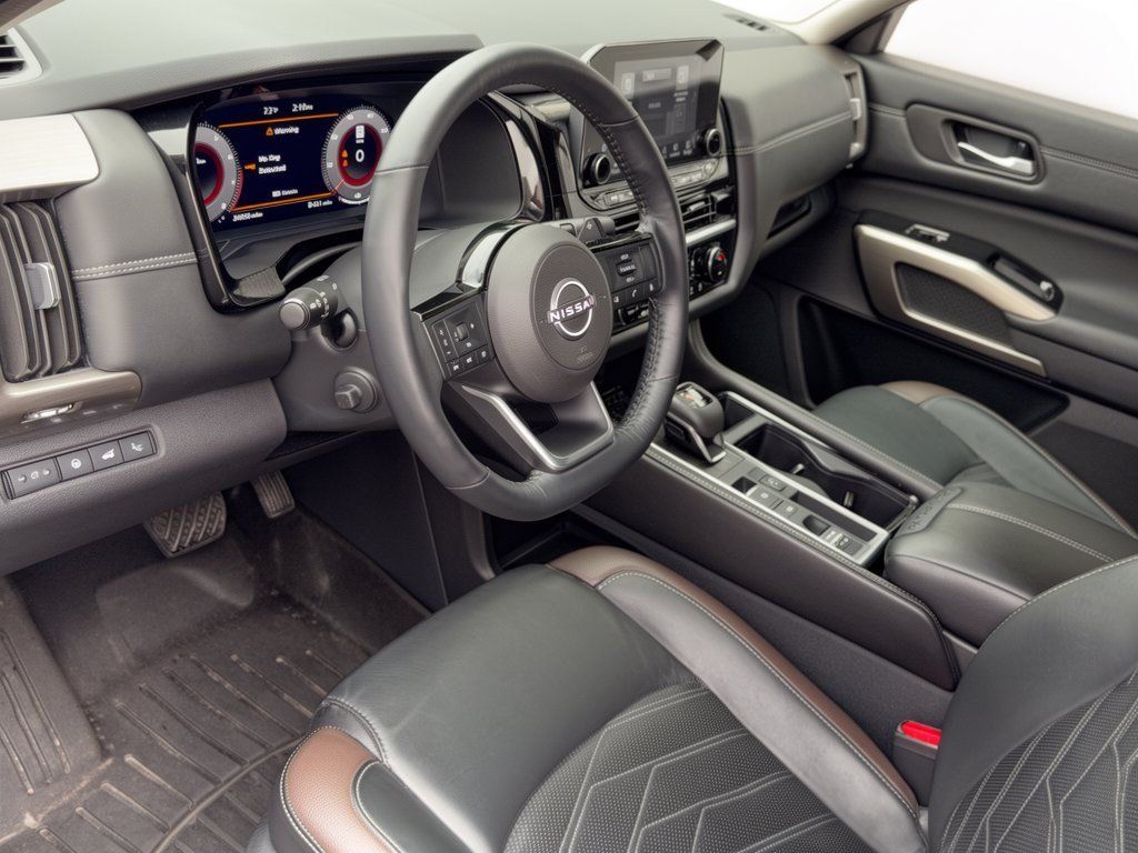 Used 2024 Nissan Pathfinder Platinum FWD image 4