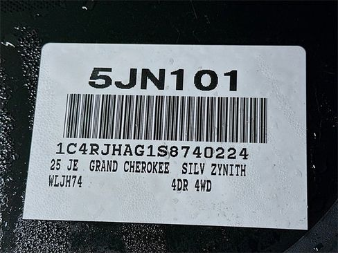 New 2025 Jeep Grand Cherokee Altitude image 24