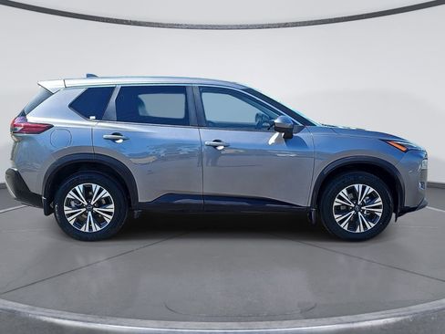 Used 2023 Nissan Rogue SV image 2