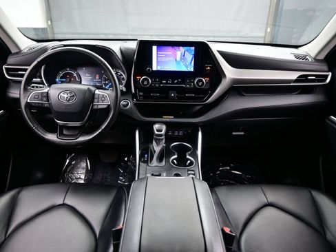 Used 2023 Toyota Highlander XLE AWD/4WD image 18