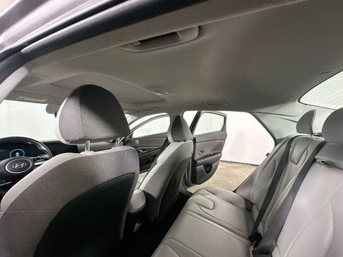 Used 2025 Hyundai Elantra Limited FWD image 13
