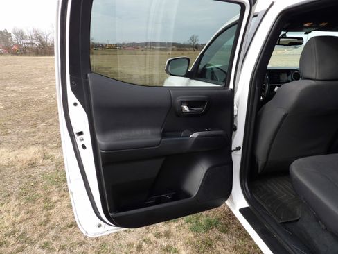 Used 2017 Toyota Tacoma TRD Sport w/ Tow Package image 8