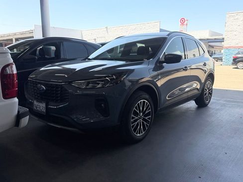 Certified 2025 Ford Escape SE FWD image 2